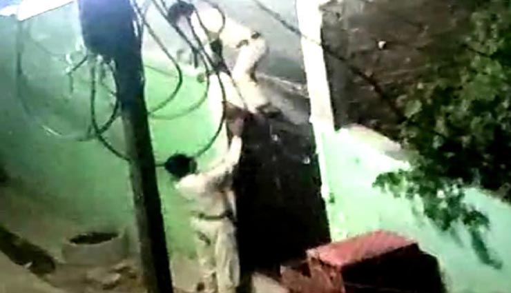 आखिर पुलिस को चोरों की तरह क्यों घुसना पड़ा कोरोना संक्रमित मरीज के घर में, हैरान करने वाली घटना