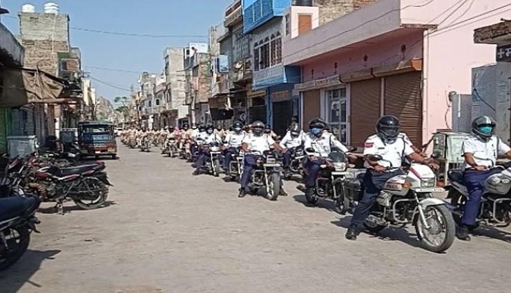 सवाई माधोपुर : लोगों को घर में रहने की अपील करते पुलिस ने निकाली जागरूकता वाहन रैली