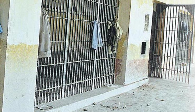 महिला पर चोरी का इल्जाम, थाने में पुलिस ने न‍िर्वस्त्र कर प्राइवेट पार्ट पर बेल्ट से क‍िए वार