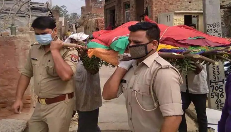 लॉकडाउन : अनाथ महिला की हुई मौत तो पुलिस वालों ने अर्थी को कंधा देकर निभाया बेटे का फर्ज, देखे वीडियो