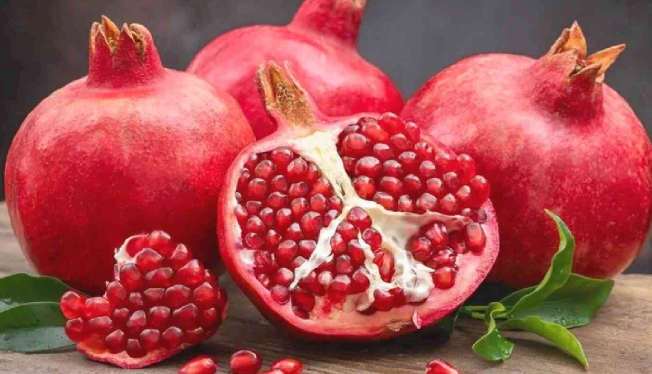 13 Amazing Benefits of Pomegranate for Skin and Hair