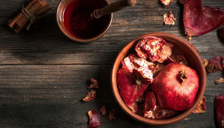 8 DIY Ways To Use Pomegranate Peel for Skin and Hair