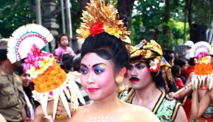 मनचाही मुराद पूरी करने के लिए यहां अनजान व्यक्ति के साथ बनाए जाते हैं संबंध weird news,weird festival,pon festival indonesia,relationship with unknown person