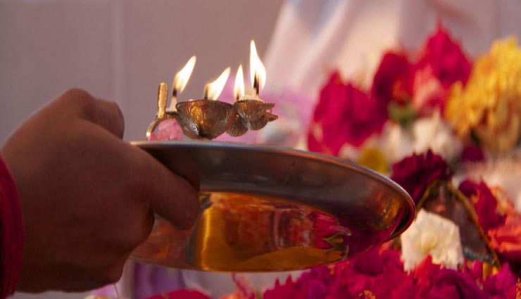 पूजा के दौरान इन सामग्रियों को कभी ना रखें जमीन पर, आ सकती हैं परेशानी