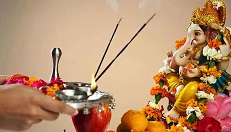 भूलकर भी ना करें पूजाघर में इन चीजों को रखने की गलती, होगा नुकसान