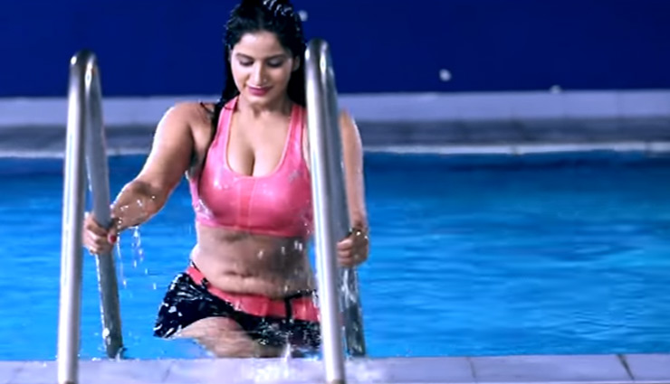  स्विमिंग पूल में पूनम दुबे ने अपनी आदाओं से लगाई आग, वीडियो ने मचाया तहलका