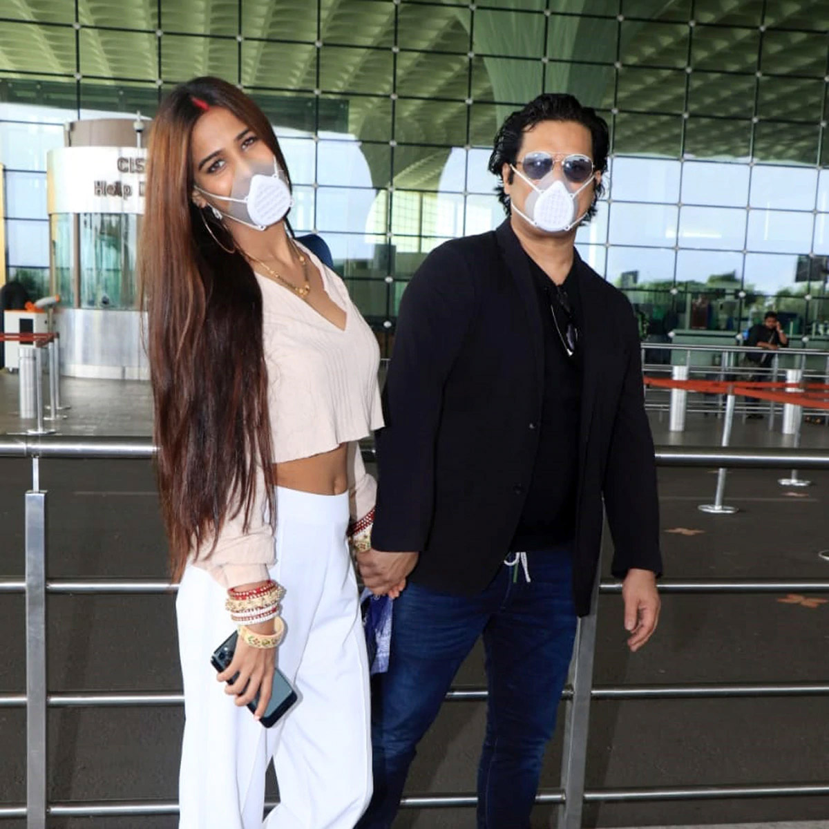 poonam pandey,sindoor,chooda,poonam pandey marriage,husband,airport,entertainment