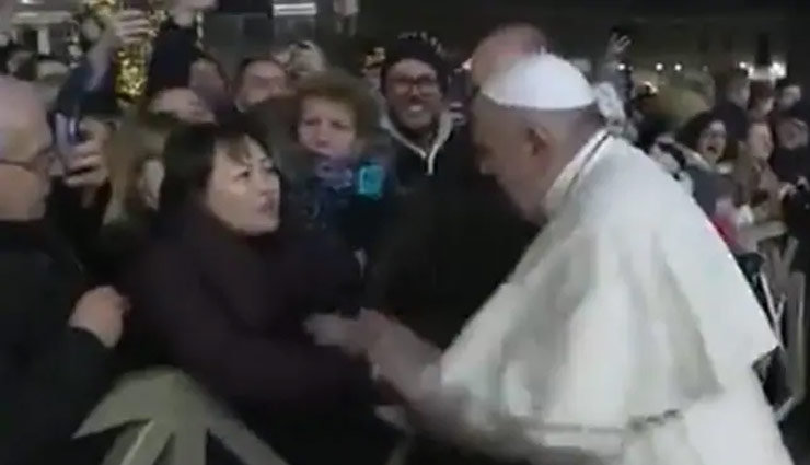 महिला ने जबरन खींचा पोप का हाथ तो मारा थप्पड़, फिर माफी मांगते कहा- मैंने धैर्य खो दिया था, देखे वीडियो