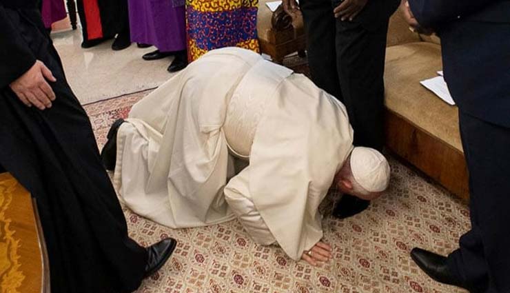 इतिहास में पहली बार हुआ ऐसा, पोप ने एक-एक कर सभी नेताओं के चूमे पैर, वीडियो वायरल