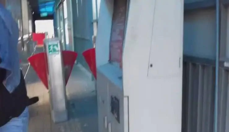 जब बस स्टॉप पर अचानक से चलने लगी पोर्न फिल्म, लोगों ने वीडियो बनाकर किया वायरल