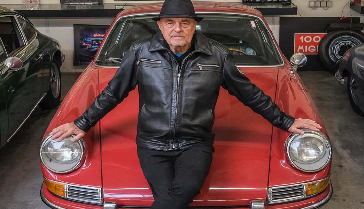 इस बुजुर्ग को पोर्श कारों का ऐसा शौक कि लगा डाली 80 वाहनों की कतार