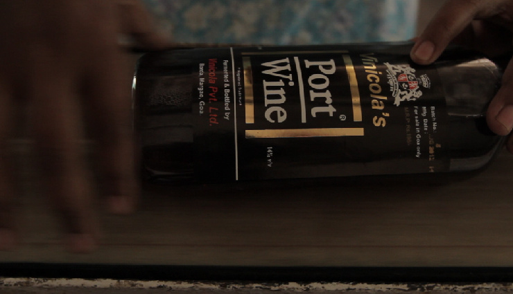 11 things to buy in goa,best souvenirs from goa,must-buy items in goa,shopping in goa,goan cashew nuts,goan feni,port wine from goa,spices from goa,funky t-shirts in goa,beachwear in goa,goan music cds,azulejos tiles from goa,coconut crafts,seashell decor from goa,flea markets in goa