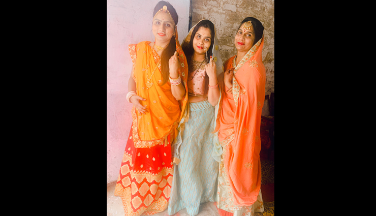 mothers day 2020,poses to try with mother,mother daughter poses,trending poses to try