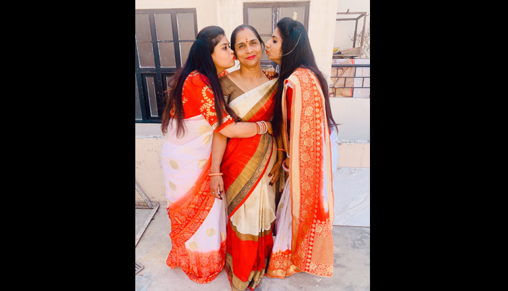 mothers day 2020,poses to try with mother,mother daughter poses,trending poses to try