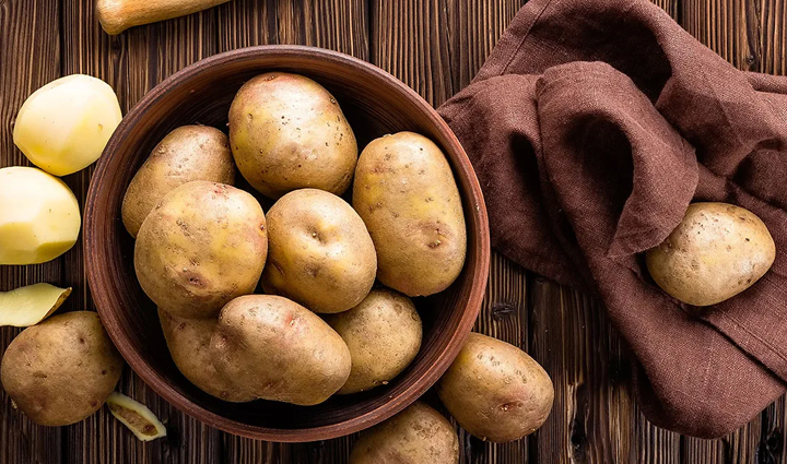 स्किन से जुड़ी कई समस्याओं का इलाज हैं आलू, इस्तेमाल करें ये फेस पैक