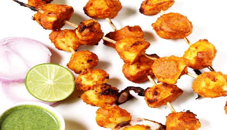 लॉकडाउन रेसिपी / स्नैक्स में आजमाए 'पोटैटो गार्लिक टिक्का'