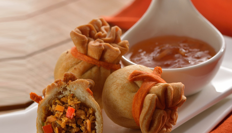 chinese potli samosa with schezwan sauce,schezwan sauce,potli samosa,hunger struck,food,chinese samosa