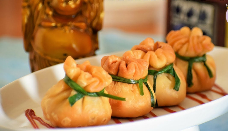 chinese potli samosa with schezwan sauce,schezwan sauce,potli samosa,hunger struck,food,chinese samosa