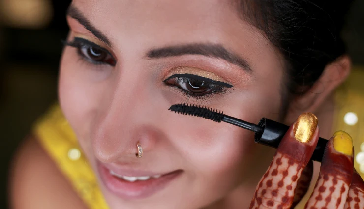 prevent mascara smudges,raccoon eyes fix,smudge-proof mascara tips,mascara hacks,under-eye makeup protection,long-lasting mascara tricks,avoid makeup disasters,keep mascara in place,party makeup tips,mascara smudge remedies