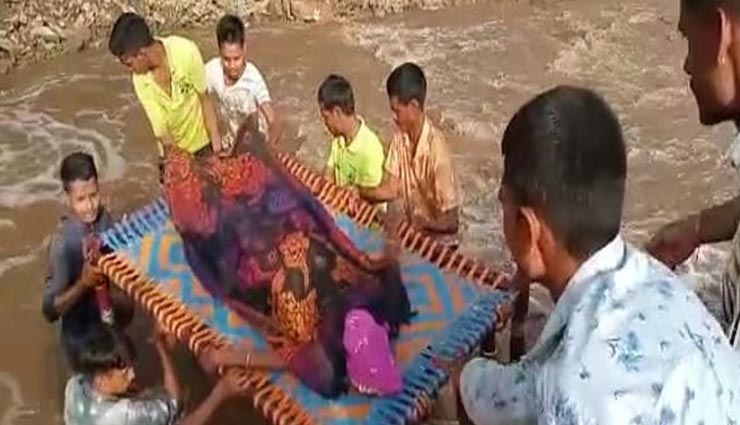 उदयपुर : बारिश में टूटी पुलिया तो गर्भवती महिला को खाट पर लेटाकर पार कराई बहती नदी