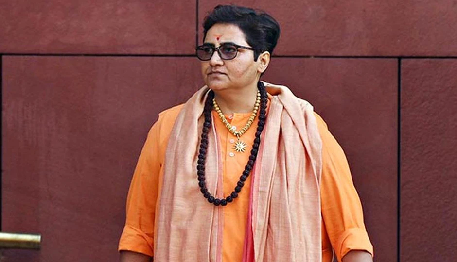 साध्वी प्रज्ञा ठाकुर का विवादित बयान - यदि मंदिरों के पास कोई गैर‑हिंदू प्रसाद बेचता दिखे तो उसकी जमकर पिटाई करो