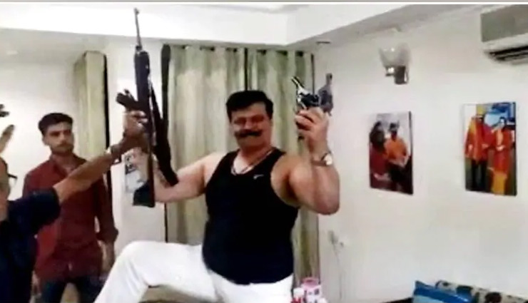 शराब के नशे में तमंचे पर बीजेपी के 'राणा जी' ने लगाए ठुमके, तस्वीरें 