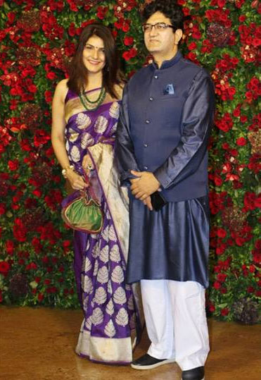 ब्लैक सूट में रणवीर और रेड गाउन में दीपिका, कमाल की लग रही थी इनकी जोड़ी, देखे तस्वीरें bollywood,deepika padukone,ranveer singh,deepika ranveer reception,deepika padukone reception party pics