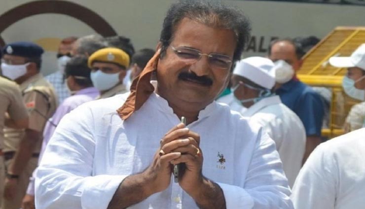 राजस्थान : पहनावे पर सवाल खड़े करने वाले विपक्षी नेताओं को खाचरियावास ने लिया आड़े हाथ, कहा- RSS वाले तो निक्कर पहनकर घूमते हैं