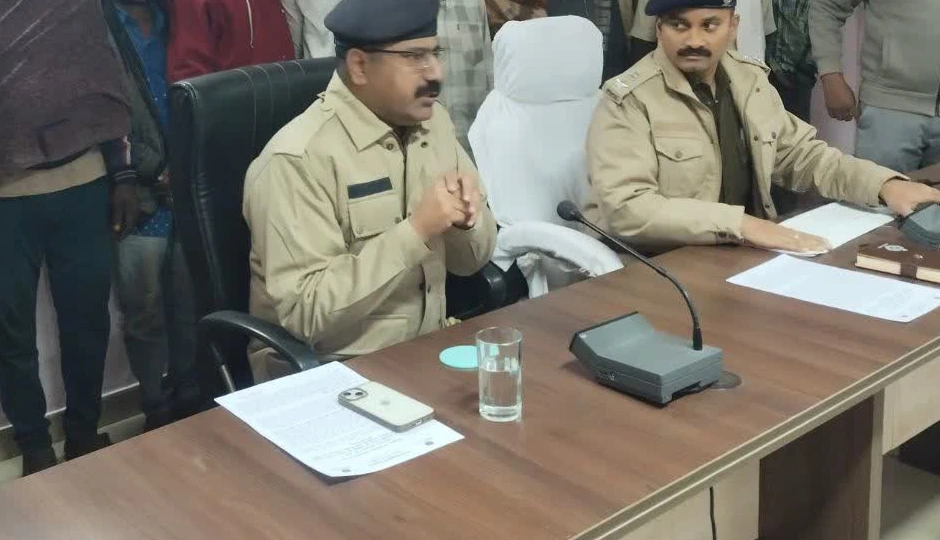 मजदूरी का झांसा देकर महाराष्ट्र में बनाया गया बंधक, प्रतापगढ़ पुलिस ने 53 आदिवासी मजदूरों को बचाया