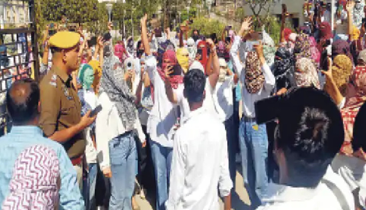 राजस्थान: प्रतापनगर में पॉलिटेक्निक महिला कॉलेज में हंगामा, छात्राएं बोलीं- प्रिंस‍िपल WhatsApp पर  भेजते थे अश्लील मैसेज कार में ले जाकर...