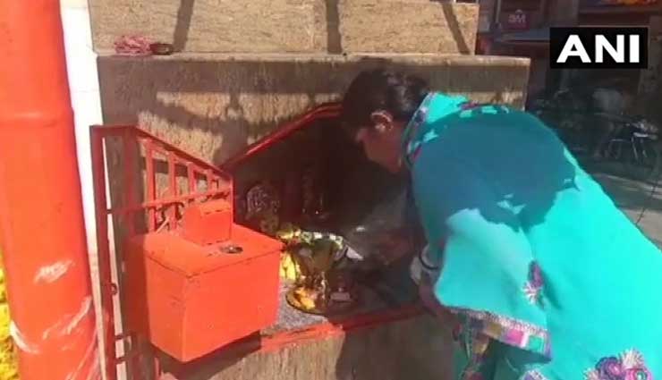 Twitterati annoyed with devotees offering prayer on Hanuman Jayanti