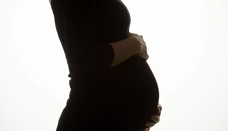 पति के परदेस में रहते गर्भवती हुई पत्नी, बताया ऐसा कारण की सभी के होश उड़ गए