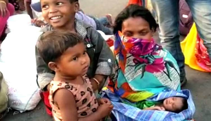नौ महीने की गर्भवती मजदूर महिला ने सड़क पर ही दिया बच्चे को जन्म, फिर उठाकर घर चल पड़ी