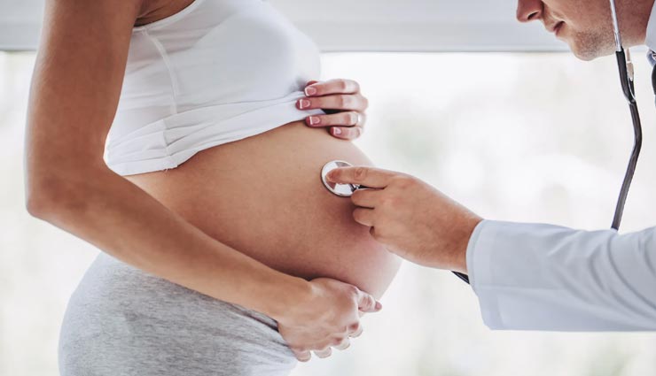 अचानक रात में ही गर्भवती हो गई महिला, सुबह अस्पताल पहुंचने से पहले ही दे दिया बच्चे को जन्म