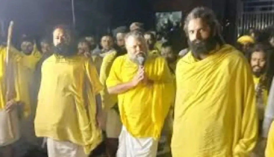 संत प्रेमानंद के साथ भक्तिमय परिक्रमा, राधे-राधे के जयघोष से गूंजा जतीपुरा मार्ग संत प्रेमानंद के साथ भक्तिमय परिक्रमा, राधे-राधे के जयघोष से गूंजा जतीपुरा मार्ग