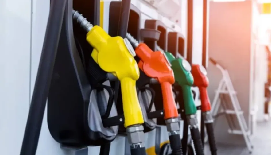 नॉर्मल और प्रीमियम पेट्रोल में क्या है फर्क, आखिर क्यों ज्यादा कीमत पर मिलता है? यहां जानें पूरी जानकारी