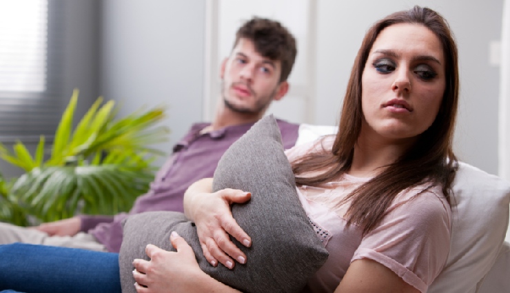 10 Big Signs She is Pretending To Love You