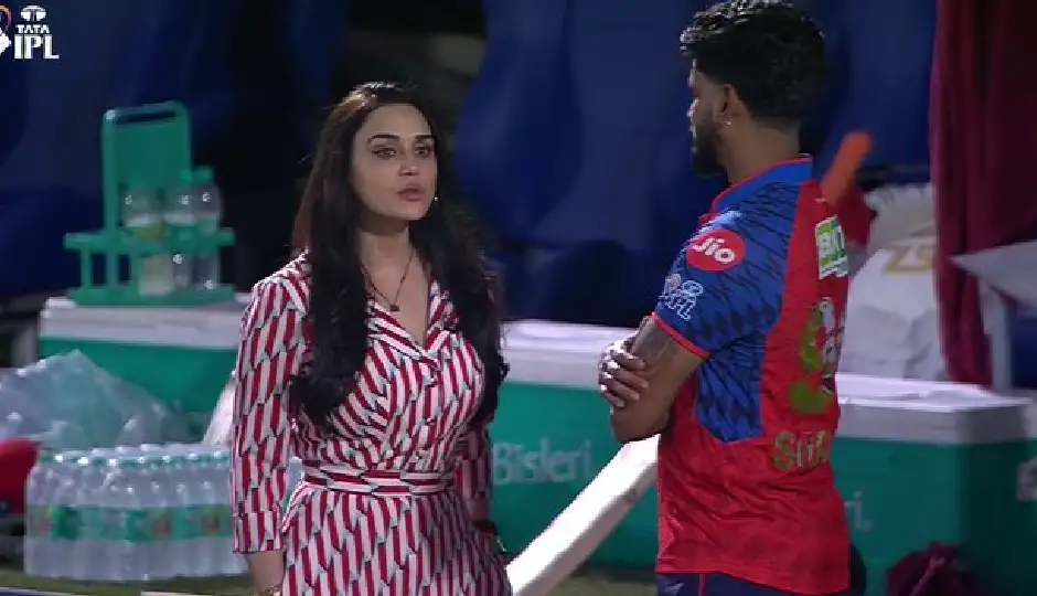 PBKS vs RCB: लगातार छठी हार के बाद मायूस दिखीं प्रीति जिंटा, श्रेयस अय्यर संग गंभीर चर्चा ने खींचा ध्यान PBKS vs RCB: लगातार छठी हार के बाद मायूस दिखीं प्रीति जिंटा, श्रेयस अय्यर संग गंभीर चर्चा ने खींचा ध्यान