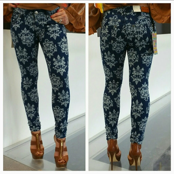 regular pair of jeans,stylish jeans,jeans fashion tips,fashion tips for woman,latest trending jeans,woman fashion