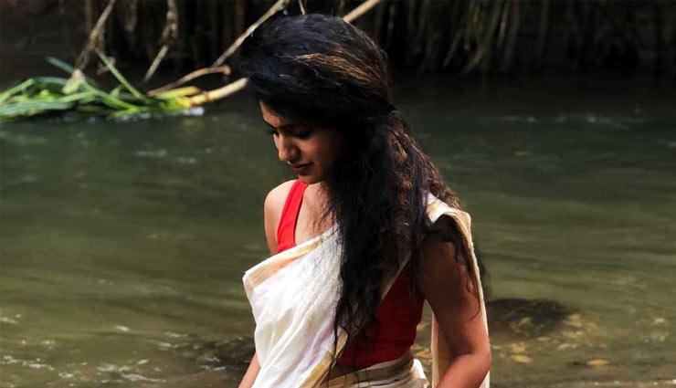 साड़ी पहनकर पानी में खेलती नजर आईं प्रिया प्रकाश वारियर, तस्वीरे सोशल मीडिया पर वायरल