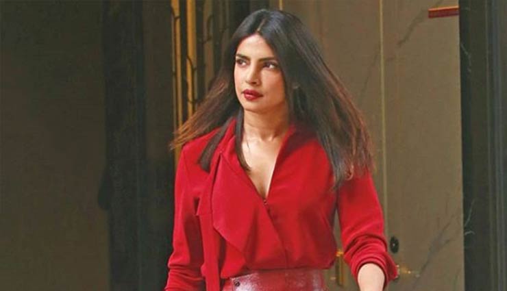 OMG! प्रियंका चोपड़ा की इस खूबसूरत लाल ड्रेस की कीमत है तक़रीबन 3 लाख रूपये