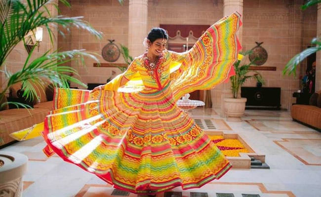 सामने आईं प्रियंका चोपड़ा की मेहंदी की तस्वीरें, क्रिश्चियन रीति-रिवाज से हुई शादी bollywood,priyanka chopra,nick jonas,priyanka chopra wedding pics,nick jonas mehandi pics