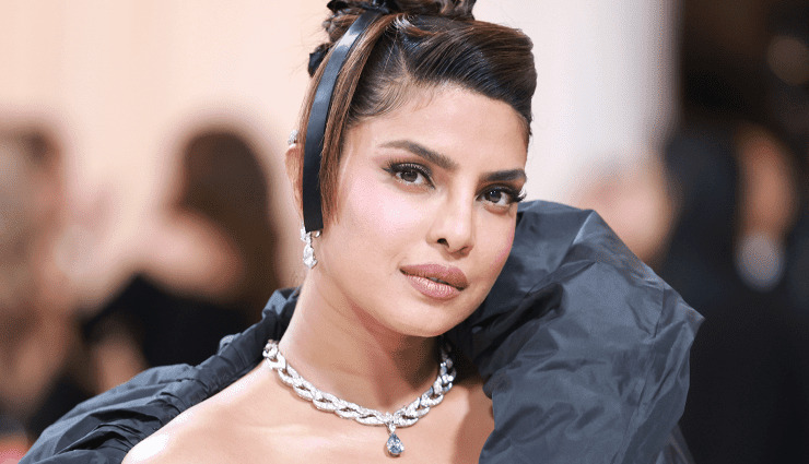 skincare hacks bollywood moms,beauty tips bollywood actresses,alia bhatt skincare routine,deepika padukone double cleansing,aishwarya rai diy face masks,kareena kapoor minimal makeup,priyanka chopra on-the-go skincare,kajol sun protection,karisma kapoor beauty sleep,glowing skin secrets,bollywood beauty regimen,celebrity skincare tips,natural skincare hacks,motherhood skincare routines,beauty tips for busy moms