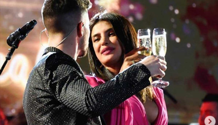 priyanka chopra,nick jonas,new year 2020,priyanka chopra video,nick jonas video,priyanka chopra nick jonas romantic video,priyanka chopra and nick jonas welcomes 2020 in romantic way,priyanka chopra and nick jonas video,priyanka chopra news in hindi,entertainment,bollywood news in hindi