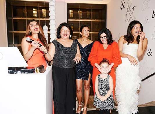 न्यूयॉर्क में अपनी होने वाली सास संग जमकर नाचीं प्रियंका चोपड़ा, वीडियो वायरल bollywood,priyanka chopra,nick jonas,priyanka chopra bridal show,viral videos,viral photos