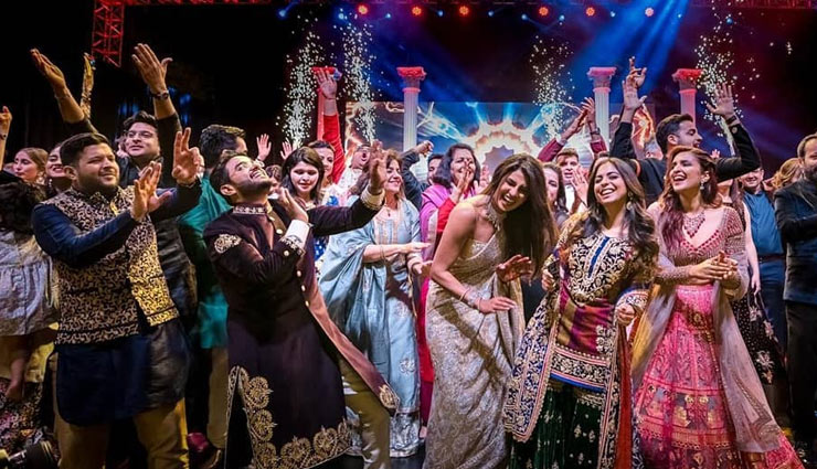 संगीत में मां के साथ नाचीं प्रियंका, निक जोनास ने शादी की खुशी में इस तरह जमाया रंग, तस्वीरें bollywood,priyanka chopra,nick jonas,priyanka chopra sangeet ceremony,priyanka chopra sangeet ceremony photos,priyanka nick marriage