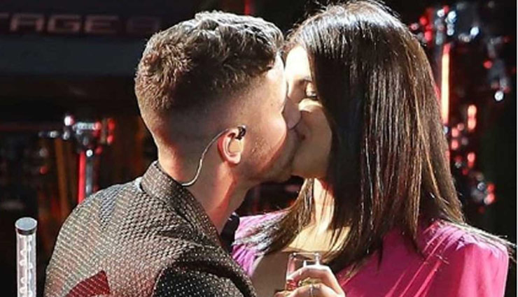 न्यू इयर पार्टी में बेहद बोल्ड अंदाज में नजर आई प्रियंका चोपड़ा, देखे तस्वीरें