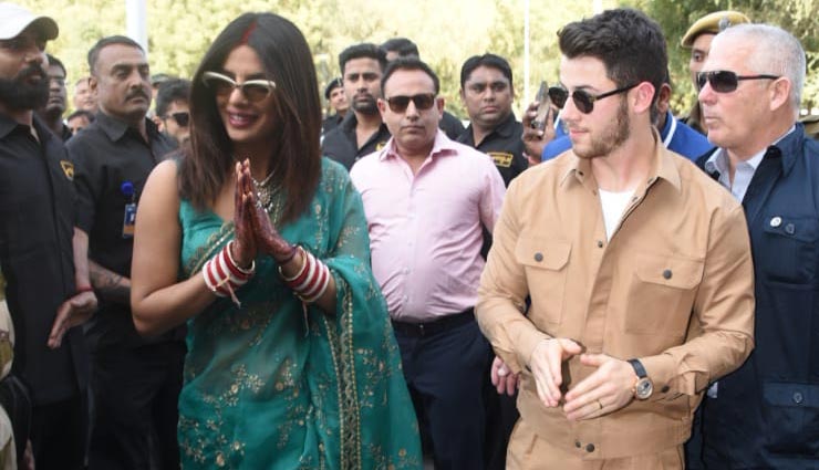 रोमांटिक अंदाज में दिखे प्रियंका चोपड़ा-निक जोनास, देखें तस्वीरें