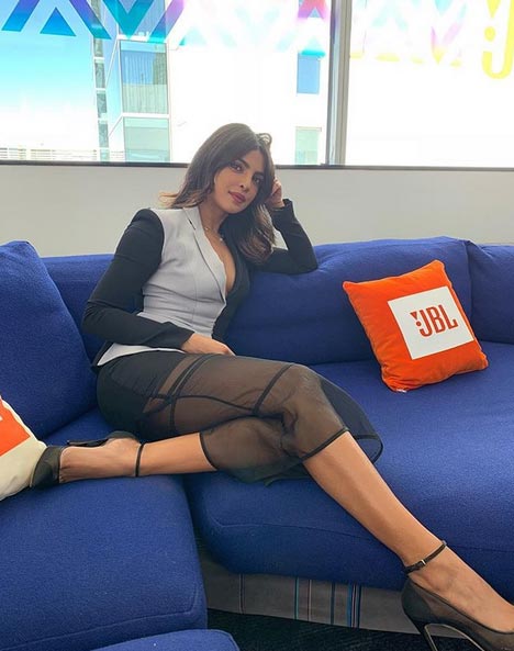 bollywood,nick jonas,priyanka chopra,viral photo