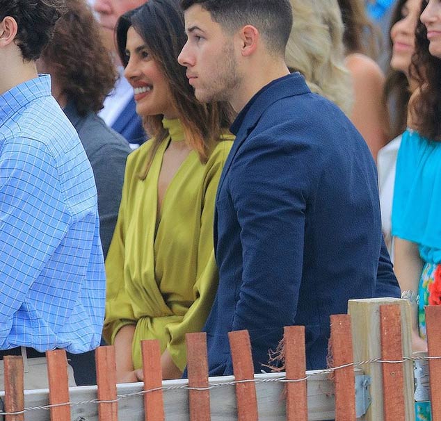 bollywood,priyanka chopra,nick jonas,viral photo